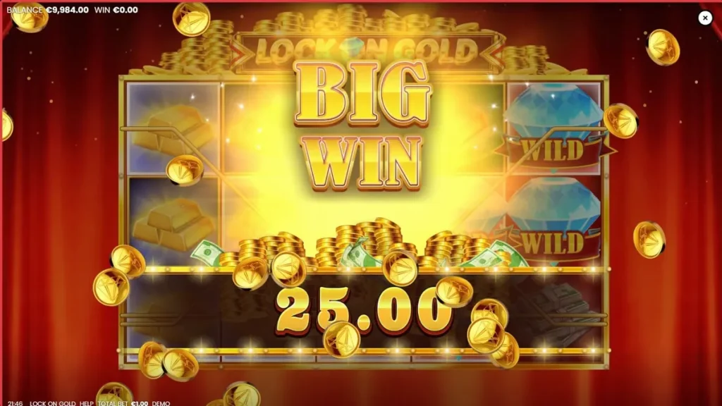 O slot Lock On Gold apresenta um tema luxuoso com barras de ouro e um palco de teatro.
